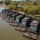 casas sobre el agua con contenedores marítimos
