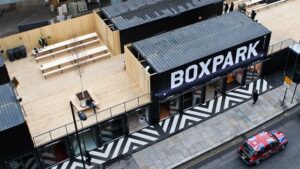 El exitoso caso de The Boxpark en Londres, centro de entretenimiento y comidas construido en contenedores